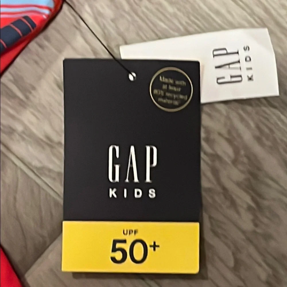 NWT Gap Red Rash Guard Size Small 6/7